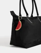 Llavero con dije de sandía decorado con strass rojos, verdes y negros, y mosquetón metálico plateado.