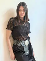 Remera de encaje negra con mangas cortas.