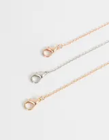 Set de tres collares de cadena fina con dije de corazón: uno plateado, uno dorado y uno rosado.