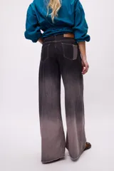 Pantalón de jean wide leg con lavado degradé.
