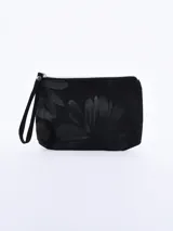 Neceser rectangular negro con estampado de flores en tono más oscuro. Posee cierre superior plateado y correa de mano desmontable.