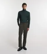 Buzo de viscosa color verde oscuro, corte slim, manga larga y cuello alto.