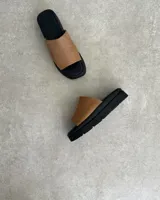 Suecos con capellada color marrón con textura de piel de serpiente y base de goma negra.