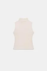 Camiseta sin mangas, color marrón oscuro, de corte ajustado (slim fit) y cuello alto.