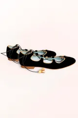 Bailarinas de terciopelo negro con ribete dorado y cordón negro. Interior de piel y suela de cuero. Cuentan con una cuña interna de 1,5 cm. Modelo exclusivo diseñado y fabricado en España.
