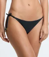 Bombacha de bikini negra con cobertura pequeña y ajuste con lazo lateral.