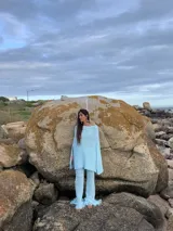 Pantalón tejido a crochet color celeste, con cintura elástica y ruedo con flecos.