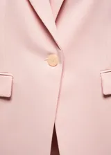 Blazer entallado color rosa pálido, con cuello de solapa de muesca, manga larga, hombros estructurados, dos bolsillos de ribete en la parte delantera, cierre de botón en la parte delantera, detalle de pinzas, abertura posterior y forro interior.