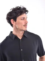 Camisa color verde militar de manga corta con cuello clásico y cierre frontal con botones.