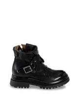 Botas negras de cuero con detalles de hebilla y suela resistente.