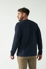 Remera gris de manga larga con cuello redondo y logo bordado en el pecho.