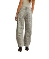 Pantalón de jean de corte recto con estampado de piel de serpiente.
