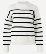 Suéter de punto blanco con rayas horizontales negras, cuello redondo y puños ajustados.