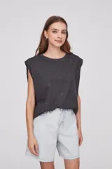 Remera sin mangas color gris oscuro con cuello redondo y corte holgado.