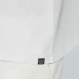 Remera blanca de algodón, corte estándar y cuello redondo.