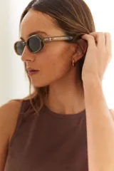 Lentes de sol con marco ovalado de carey y cristales oscuros, con protección UV400.