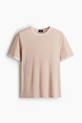 Remera color rosa claro de corte regular fit, con cuello redondo y mangas cortas. Presenta ribete en color gris claro en cuello y mangas.
