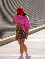 Short de fibrana con estampado animal print y cinta de terciopelo fucsia en el ruedo. Corte holgado y cintura elastizada.