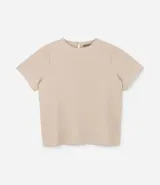 Blusa color beige de mangas cortas, cuello redondo con detalle de costuras y cierre trasero con botón.