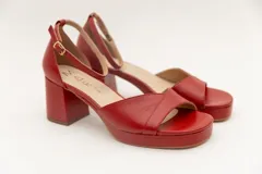 Sandalias rojas de cuero con plataforma y taco cuadrado.