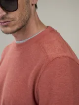 Buzo de frisa color gris topo, de corte clásico y cuello redondo.