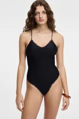 Malla enteriza negra con escote en V y breteles finos con estampado animal print.