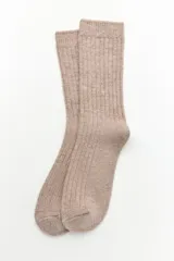 Calcetines largos color crema, de tejido de canalé con mezcla de poliamida y lana.