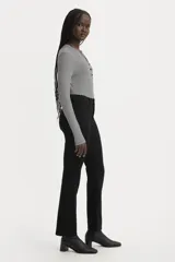 Pantalón de jean negro de corte recto, tiro alto y calce ajustado.