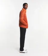 Campera puffer ultraligera color beige, con cuello alto, cierre por cremallera y bolsillos con cremallera. Incluye bolso de almacenamiento.