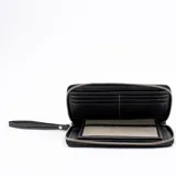 Billetera grande de cuero con estampado animal print y cierre de cremallera.