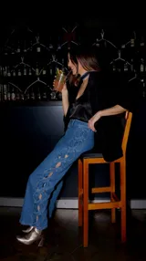 Pantalón de jean azul de tiro medio con diseño trenzado lateral.