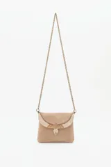 Cartera bandolera color beige de cuero gamuzado con solapa bordada artesanalmente. Tiene cierre magnético, bolsillos internos y cadena metálica dorada vieja.