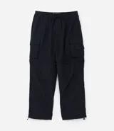 Pantalón paper touch color verde militar, con bolsillos laterales, cintura elástica y cordón de ajuste. Se convierte en bermuda gracias a un cierre a la altura de la rodilla.