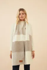 Chal unisex de lana fina sin teñir, realizado con retazos de telas diseñadas por Don Baez. Presenta una grifa de cuero aplicada.