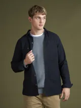 Camisa tipo overshirt color azul marino, confeccionada en tejido piqué.