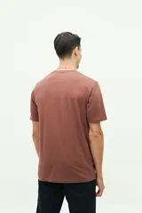 Remera blanca de manga corta con estampado pequeño en el pecho.