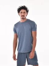 Remera gris con cuello redondo y mangas cortas.