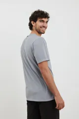 Remera azul oscuro de corte recto y manga corta, con estampado frontal de texto en color gris.