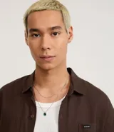 Set de dos collares para hombre, con cadena de eslabones plateada y cadena fina con colgante circular negro.