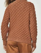 Saco marrón de punto con textura escalonada y cierre frontal con botones.