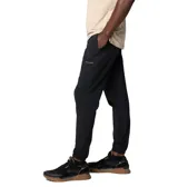 Pantalón jogger negro de hombre, marca Columbia, con tecnología Omni-Shield resistente al agua y a las manchas, cintura elástica ajustable con cordón, bolsillos delanteros, dobladillo elástico y detalles reflectantes.