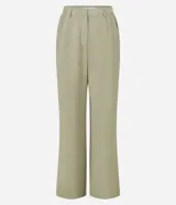 Pantalón de viscosa color beige, de corte recto, con bolsillos laterales y cierre de botón y cremallera.
