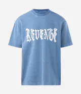 Remera masculina de algodón color azul, con corte boxy, cuello redondo y mangas cortas. Presenta una estampa frontal con la palabra "Revenge" en tipografía gótica.