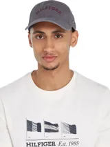 Gorra de béisbol gris de algodón lavado, con logo tonal del monotipo Hilfiger bordado en el frente y logo del monotipo Hilfiger en relieve en la tira de ajuste trasera.