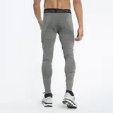 Calza deportiva ajustada Umbro color gris jaspeado, con cintura elástica que lleva el logo repetido de la marca. Presenta un pequeño logo Umbro en la parte inferior de la pierna.