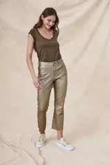 Remera ajustada al cuerpo de algodón, disponible en color verde militar, con escote redondo.