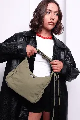 Collar corto de acrílico rojo con forma de corazón.