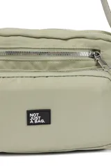 Bandolera negra de poliéster con correa ajustable y múltiples bolsillos con cierre.