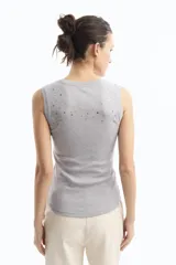 Musculosa gris con cuello redondo y apliques de strass plateados.