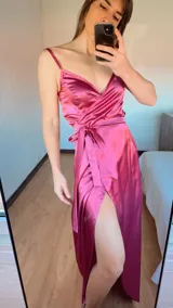 Vestido largo color fucsia de satén, con escote cruzado, breteles finos y lazo en la cintura.